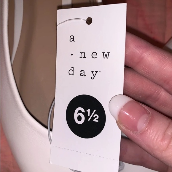 Beautiful White Flats - Picture 2 of 3